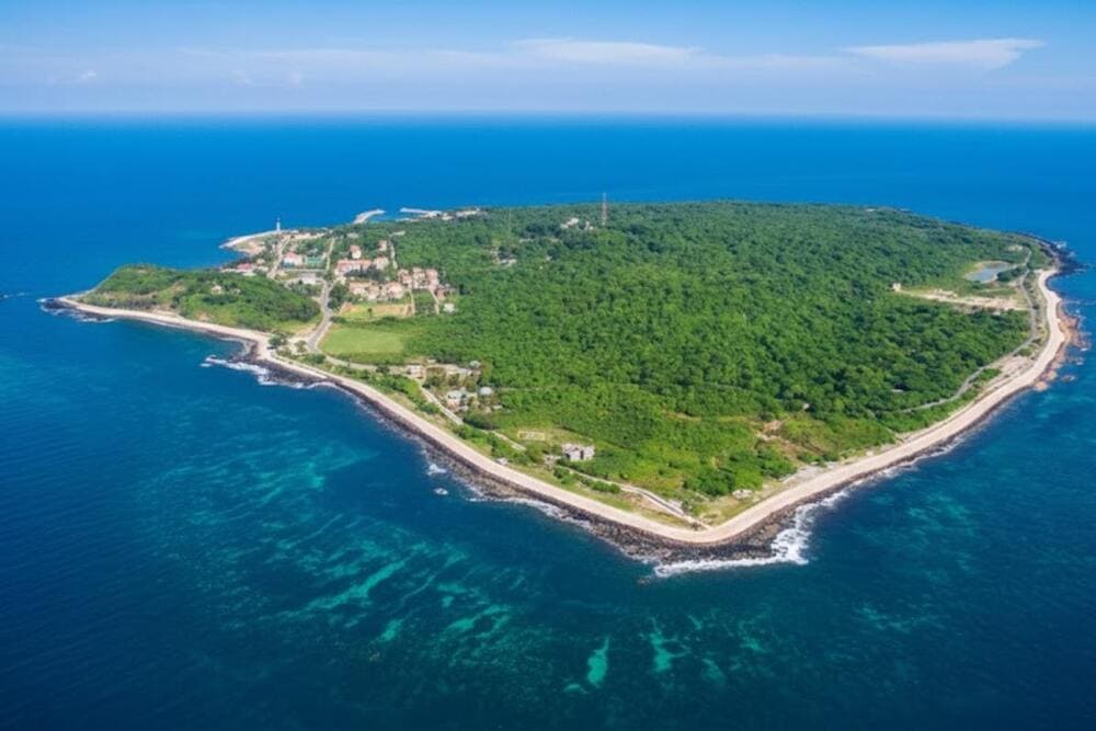 Khung cảnh đảo Cồn Cỏ từ tr&ecirc;n cao .